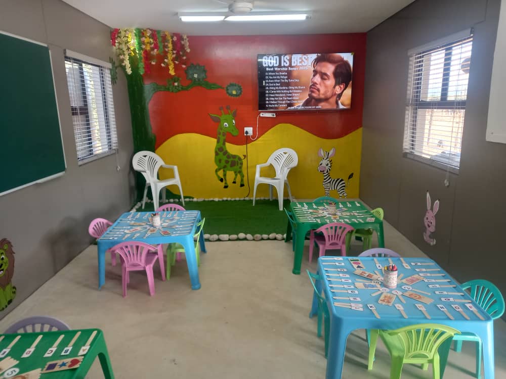 Ausstattung für den neuen Kindergarten in Naankuse